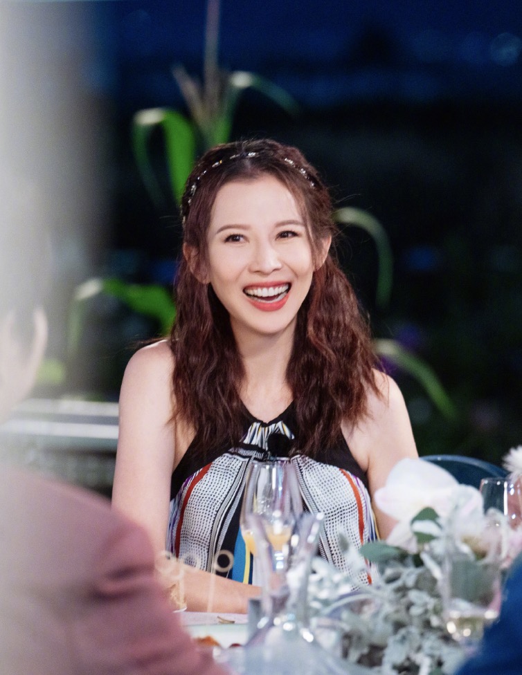 蔡少芬47岁生日，撇下儿女过二人世界，与张晋秀对戒甜蜜放闪