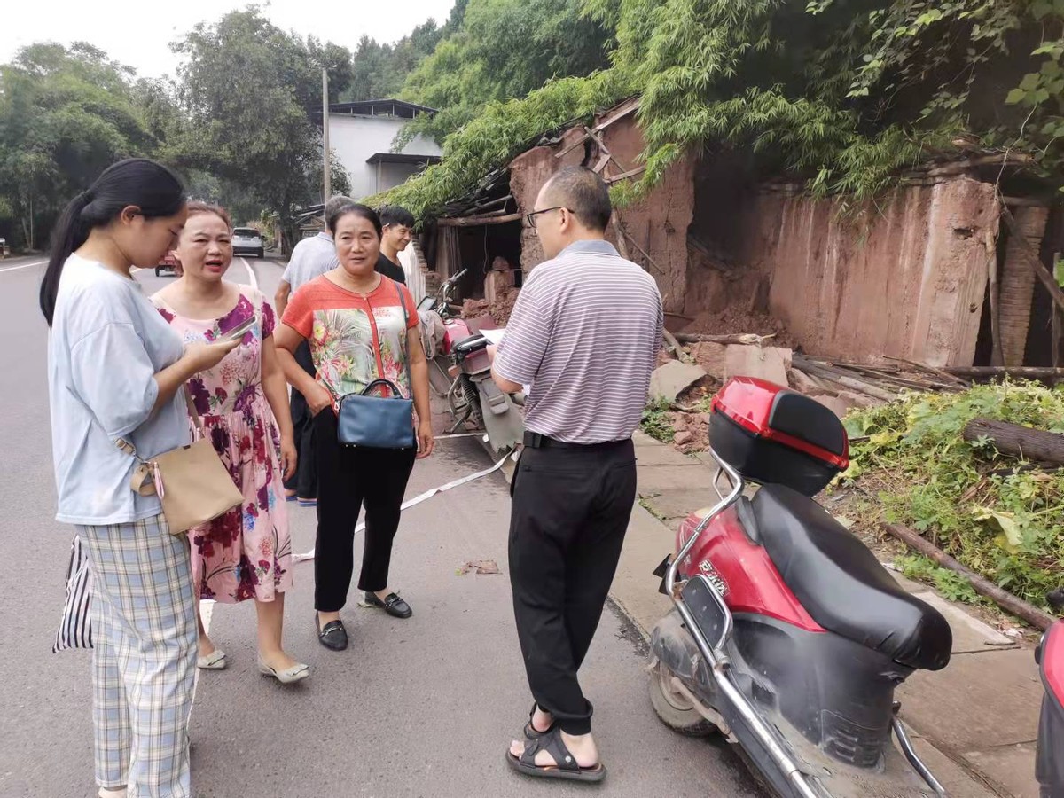 简阳市平泉街道迅速处置国道318线道路安全隐患