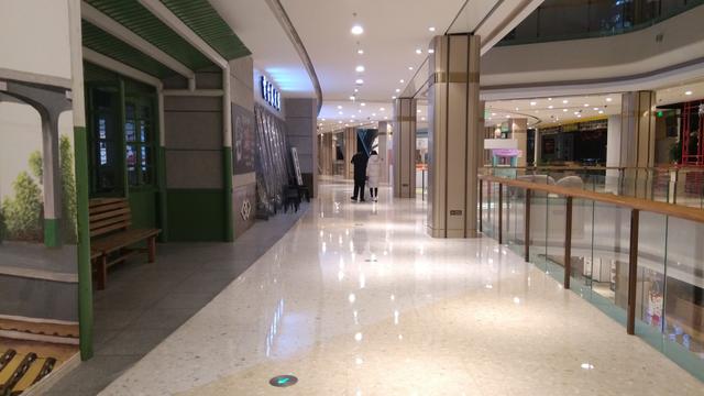 前有电商，后有地摊，实体门店3条路可破局？