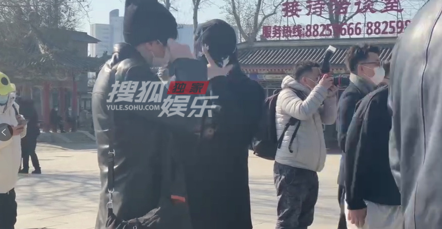 Zhao brilliant memorial meeting holds Huang Bo to hold small safflower to grieve over today the modest tear of Xue asperses the spot