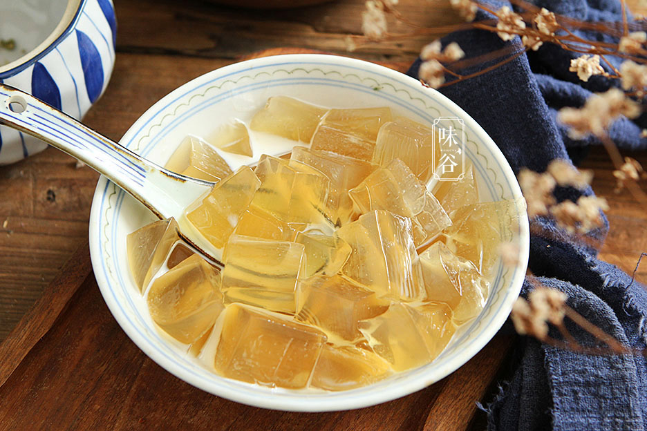 天热，就爱吃这甜品，煮一煮，冻一冻，嫩滑可口，清热去火真好喝