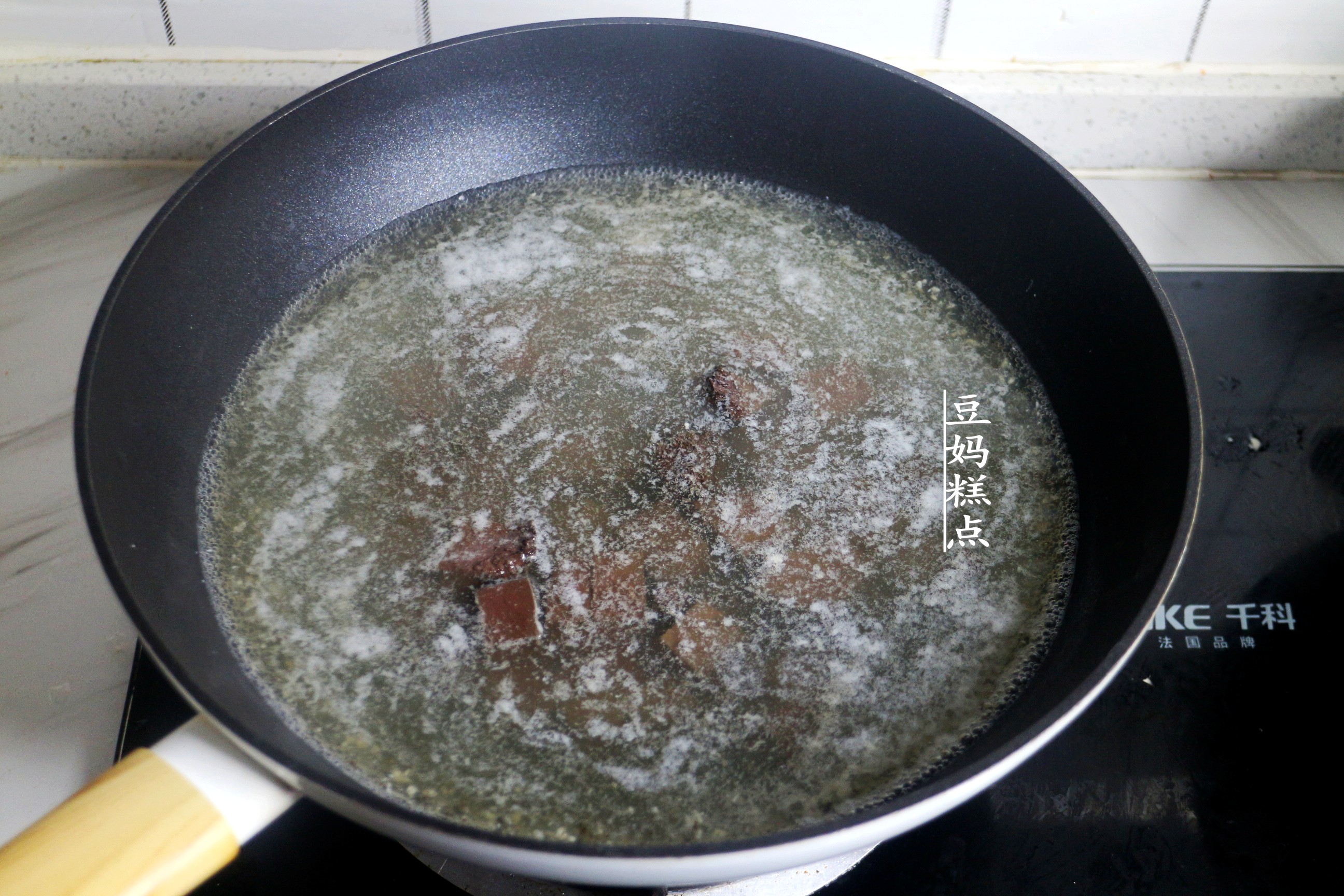 It’s almost the beginning of winter, the tofu is stewed like this, it’s warm and home-cooked, and I love it since childhood.