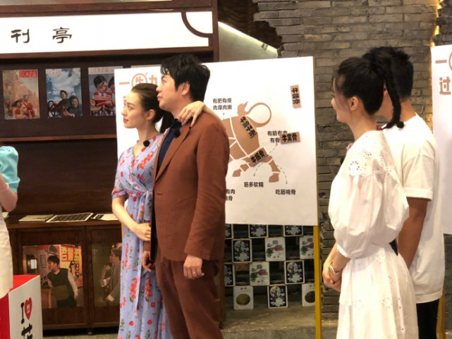 网友偶遇郎朗夫妇，郎朗抱小孩亲和力爆棚，吉娜瘦出排骨胸