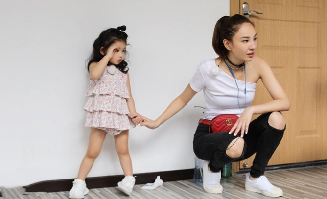 鄭希怡7歲女兒走紅，祖孫三代共用一張臉，網友：遺傳的都是優點