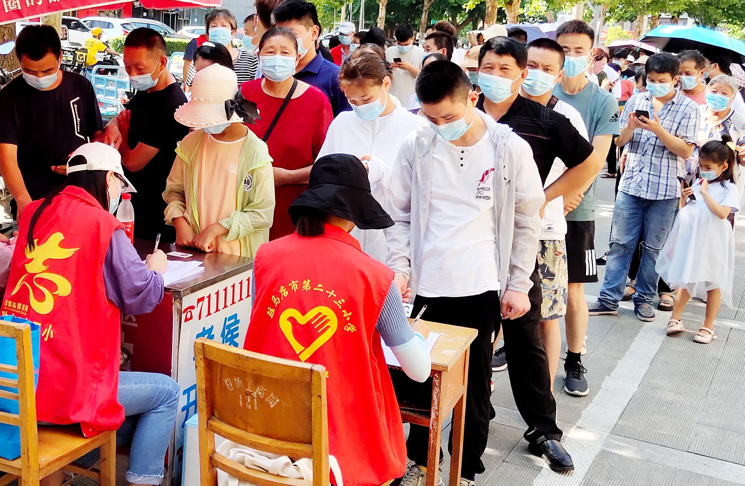 駐馬店市第二十三小學(xué)志愿者：開展疫情防控“敲門行動”