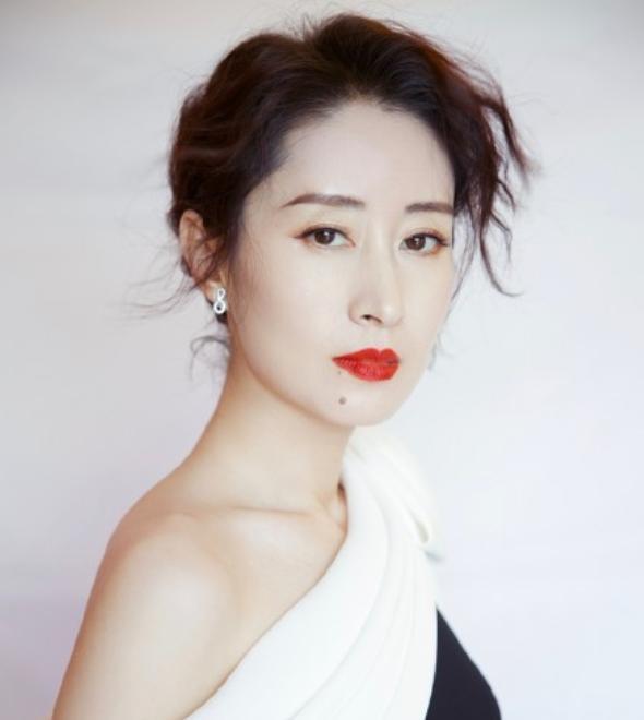 全职妈妈7年被抛弃，如今女团出道惹人醉：网友：姐手上是红酒杯