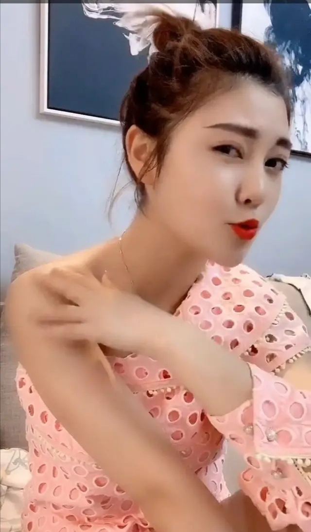 看她那不削一顾的美样
