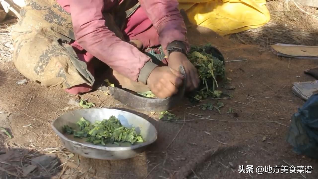 尼泊尔山区穷人家来客人，主人煮一锅大米饭，用牛肉干煮青菜招待