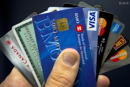大部分的银行信用卡毒害持卡客户，并害了持卡