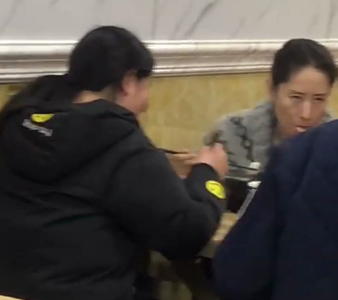 刘敏涛现身苍蝇小馆，被偷拍疑似黑脸，素颜被