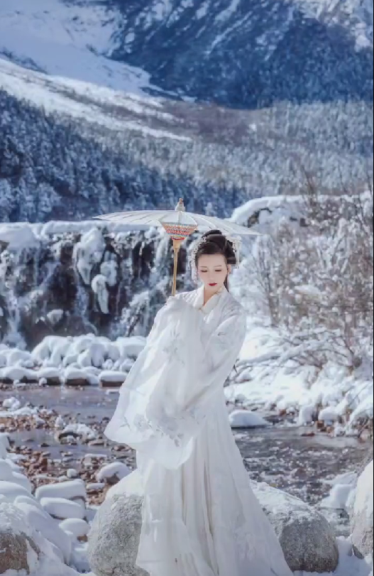 Bai Xue flushs a plum, pat in snow Chinese take, netizen: Is this fairy? 