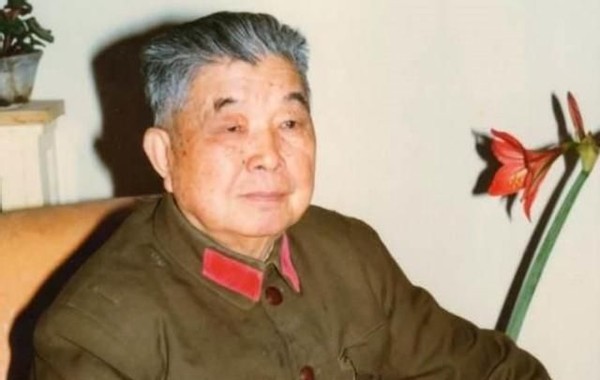建国后，司令的警卫员发现一名乞讨老太，一问才知是首长的老母亲