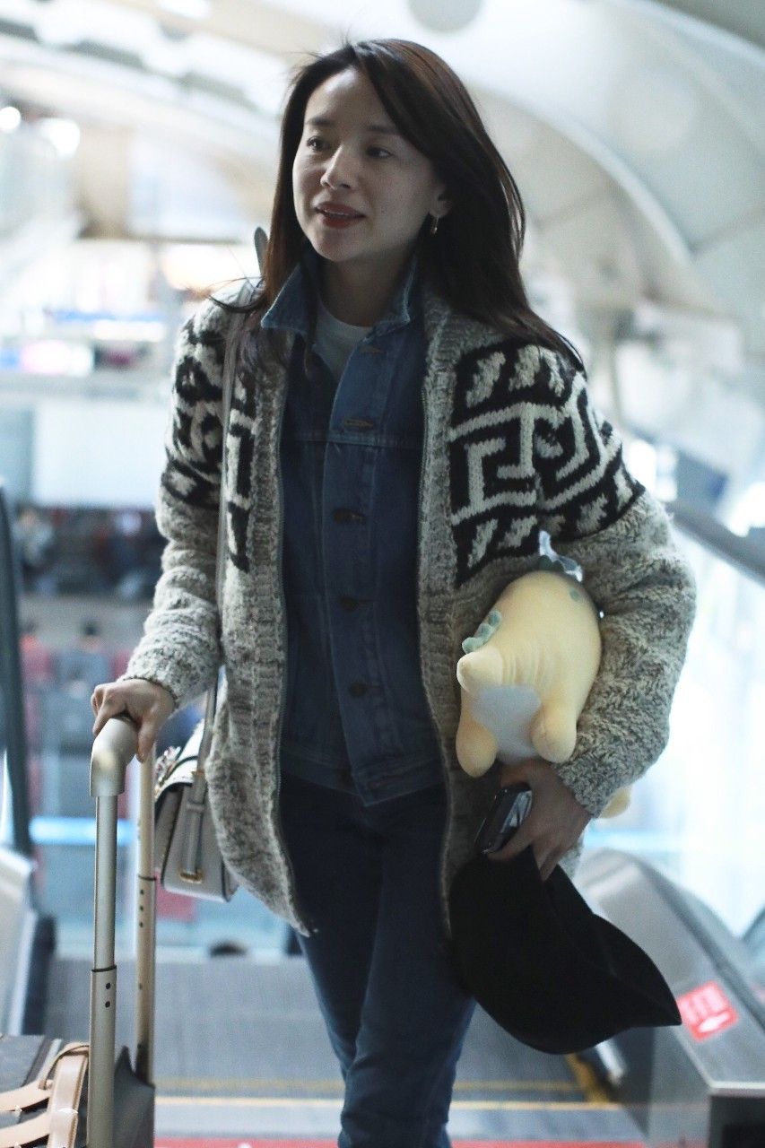 董洁早起做饭，素颜眼窝深陷皱纹横生，41岁的脸