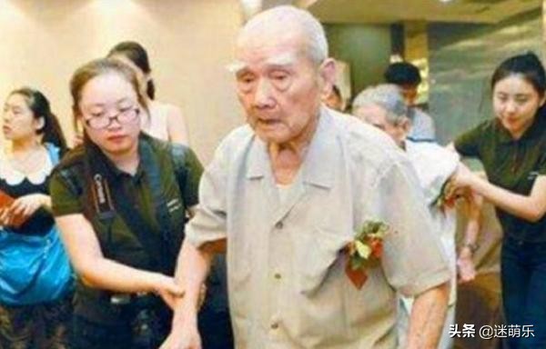 抗战老兵瞒着母亲参军，再见时，他86岁母亲106岁，场面感天动地