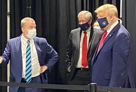 美国人笑喷了！一向骄傲自大的特朗普，终于活