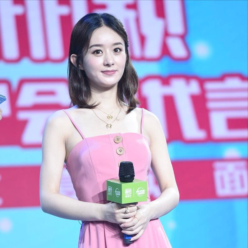 赵丽颖带儿子逛商场，两岁“想想”正面首度曝光，母子互动温馨