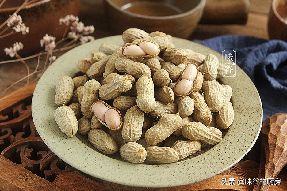 煮花生时，别直接盐水煮，多加2步，花生米又香又入味，太实用了