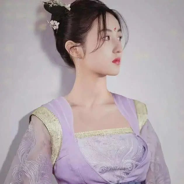 张子枫：我不适合古装，导演：试试嘛，看清后：没有男演员能配上