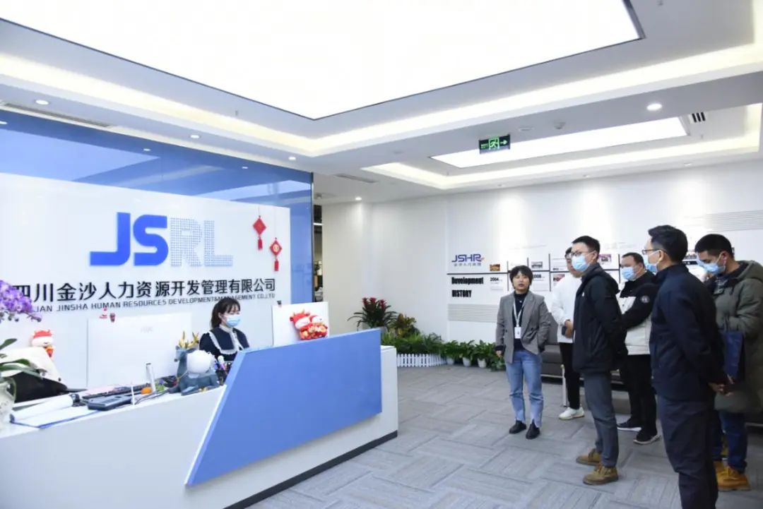 青白江区委组织部副部长、区公务员局局长李京哲一行莅临园区
