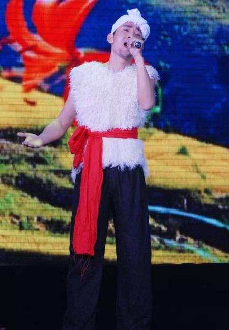 51岁阿宝身体不好？骨瘦如柴走路不稳，羽绒服超紧身家里脏乱差