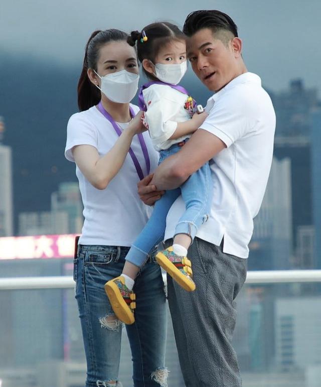 郭富城曬全家福慶祝55歲生日，方媛母女三人齊獻吻，幸福感爆棚