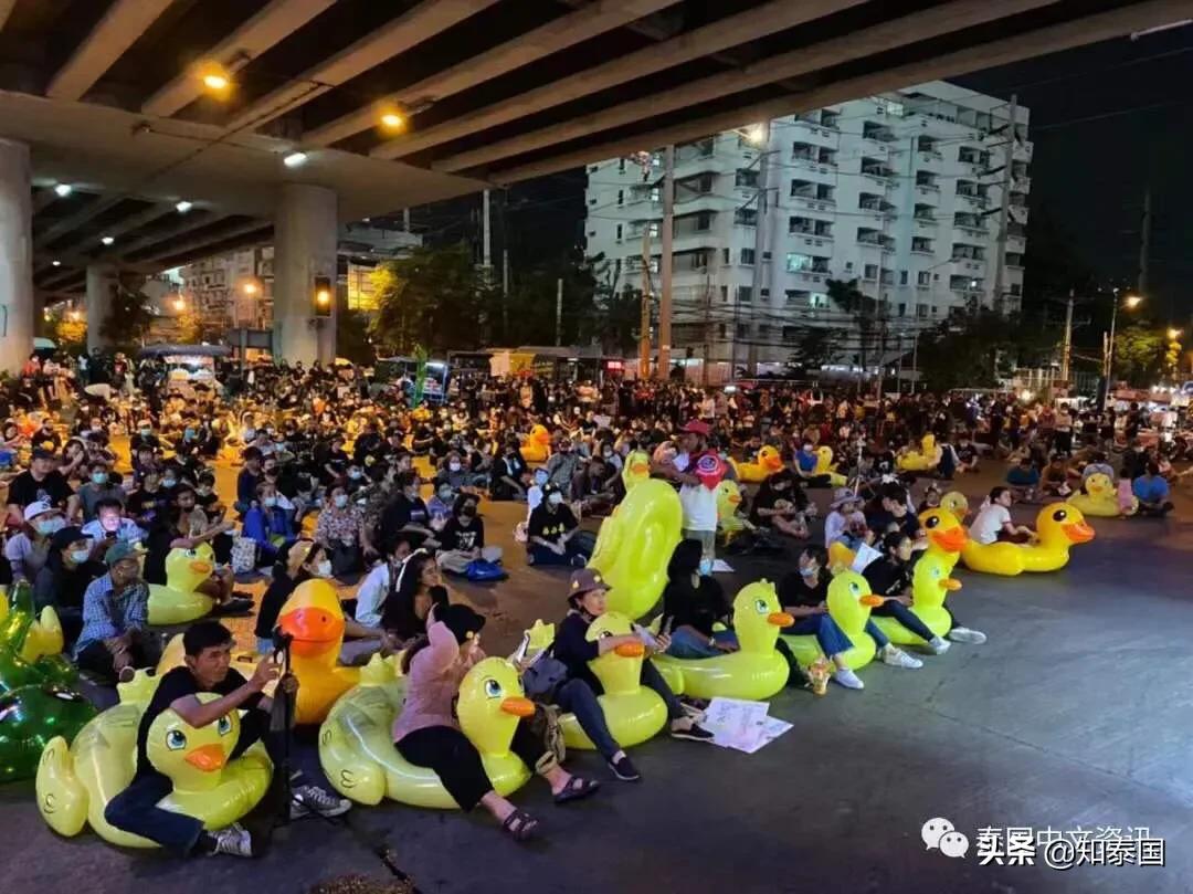 泰國還挺得住嗎？ 遊行大軍直逼十世王皇家護衛隊！