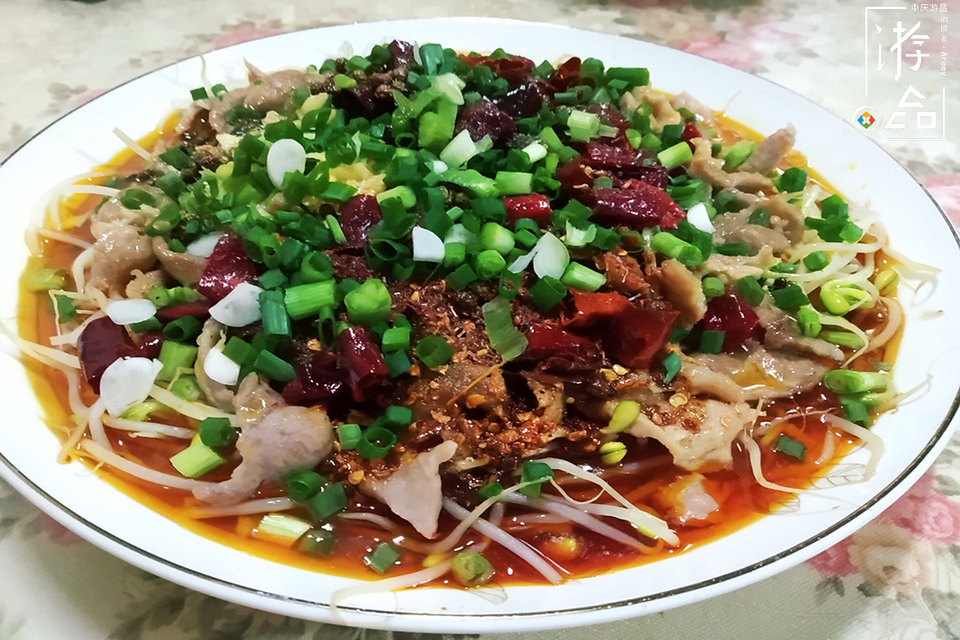 水煮肉片麻辣鲜香，以肉为主蔬菜为辅，用什么菜打底才是正确的？