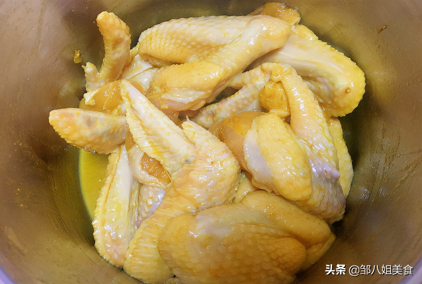 在家做道盐焗鸡翅，金黄诱人，皮滑肉嫩，有电饭锅就行，教您做法