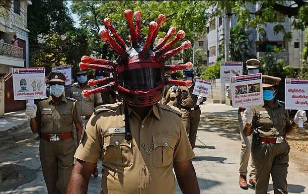 赴印度旅游遭遇\"封城\"，4男2女混居山洞
