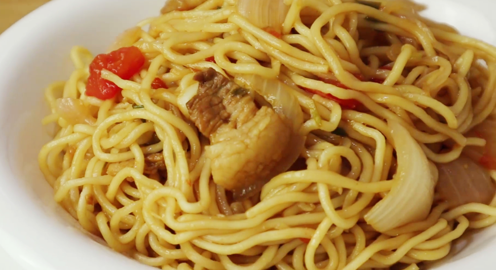 兩個洋蔥1斤麵條，直接丟進鍋裡，出鍋比吃紅燒肉還解饞，真好吃