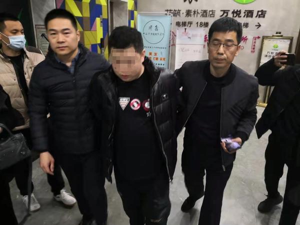 同栋楼住着男子3个“女友”，郑州一已婚女子3年被骗925万！受害者自述受骗经过