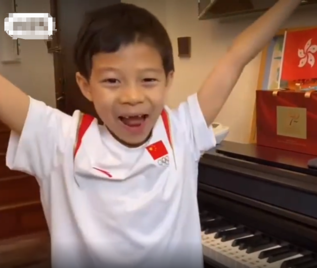 郭晶晶霍启刚一家为祖国庆生，8岁霍中曦弹奏国歌被赞有冠军风采