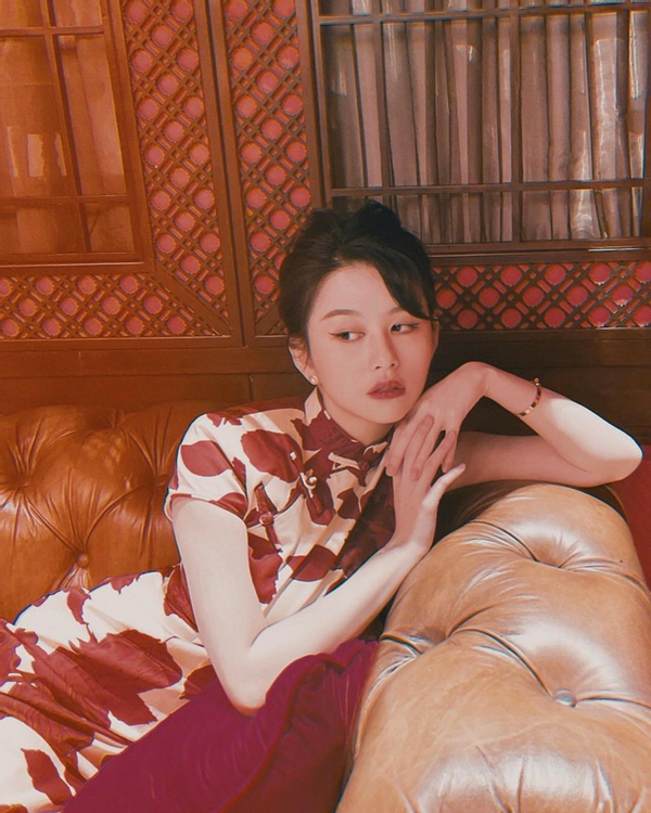 近照|邱淑贞女儿近照好美 21岁穿开衩旗袍秀筷子腿