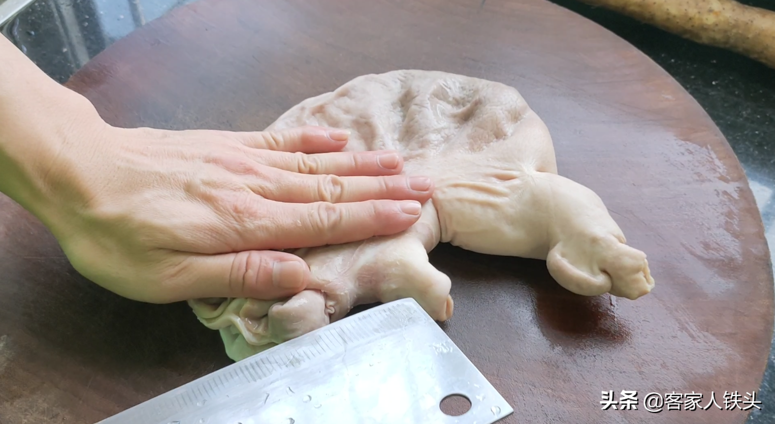 广东猪肚汤好喝有诀窍？别老一套煲，这样搭配，汤色奶白营养味美