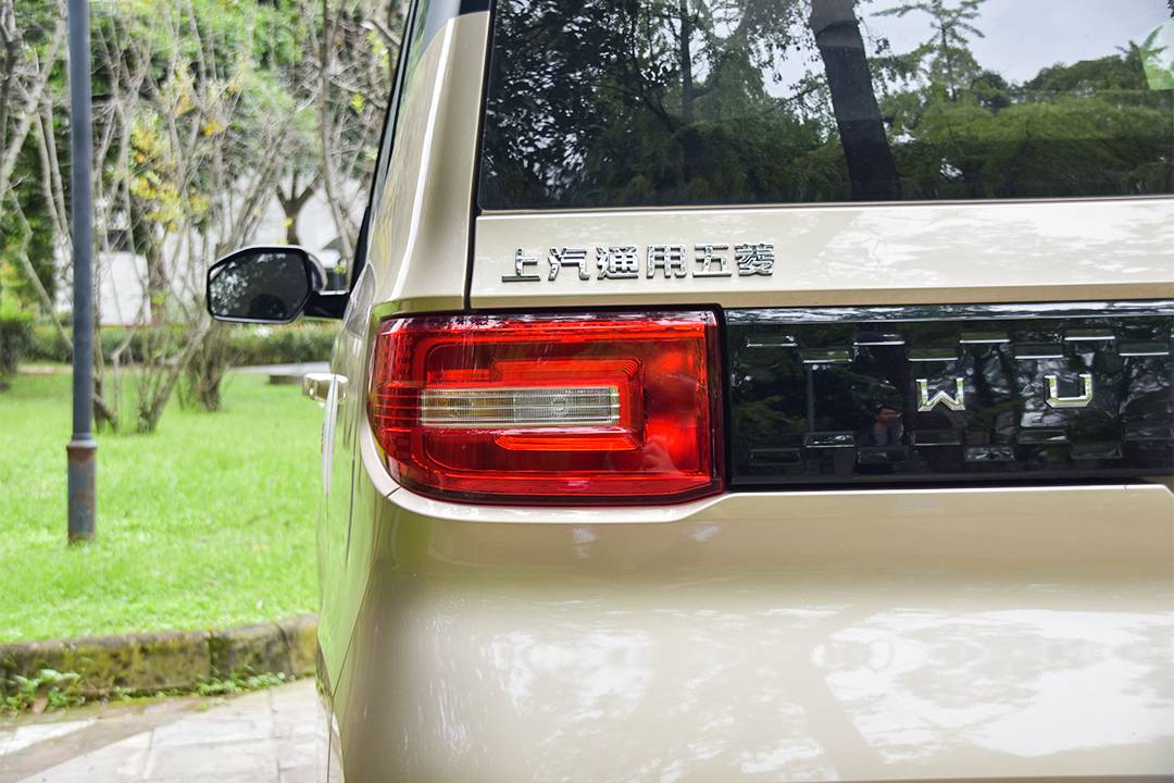 又一爆款诞生，买顶配不到四万，体验五菱宏光MINI EV