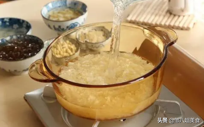 煮银耳汤，注意加水量，太多太少都不好，教您正确比例，口感刚好
