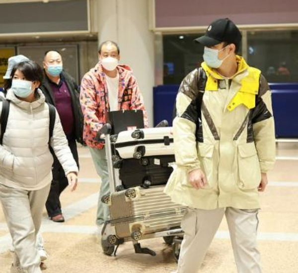 小沈阳一家三口罕现身！14岁女儿比妈妈还高，裤