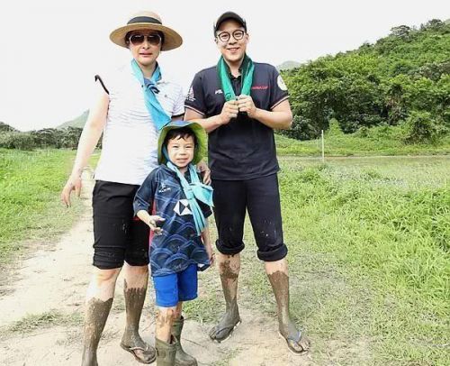 霍啟剛和老婆乘皮划艇約會，郭晶晶生仨娃愛鍛煉，背部肌肉明顯