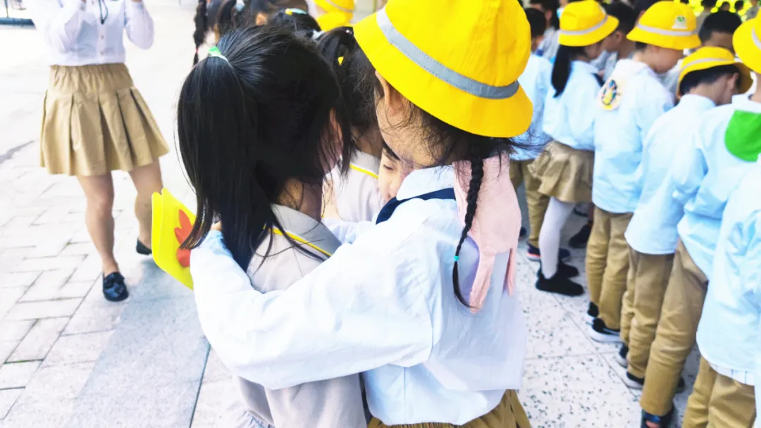 「百花快讯」看!双流区实验小学外国语学校校园惊现小黄帽