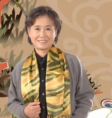她是张嘉译的“妈”，国家一级演员，从未演过主角却越老越红