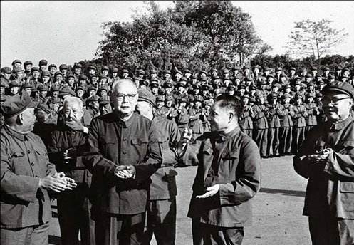 邓小平复出，离开军队多年，为何被安排兼任解