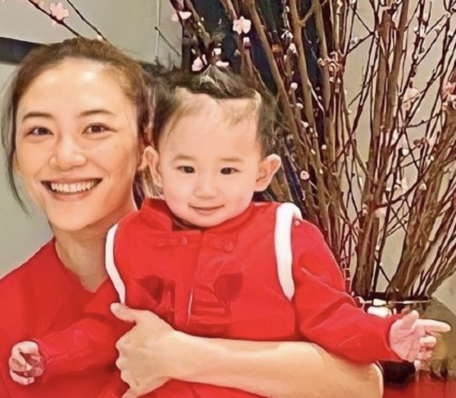 陳小春曬全家福曝光弟弟正臉，五官秀氣如女孩兒，皮膚白皙顏值高