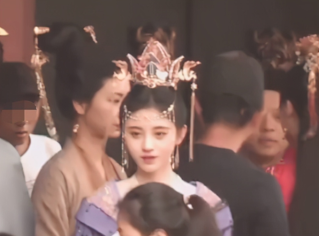 大热小花路透：鞠婧祎造型出彩但粉底厚，赵露思红绿搭配好霸气
