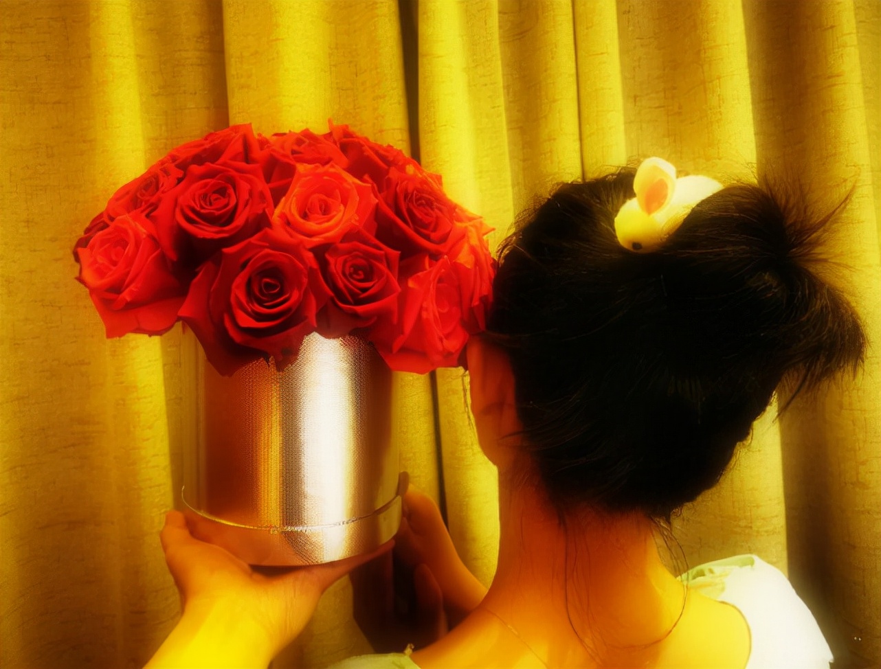 张杰晒夫妻合照撒糖，七夕亲自为谢娜扎头发，结婚十年恩爱不减