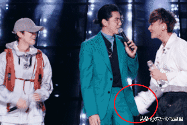 创3导师男团世纪同框，吴亦凡打黄子韬屁股时，鹿晗表情好逗