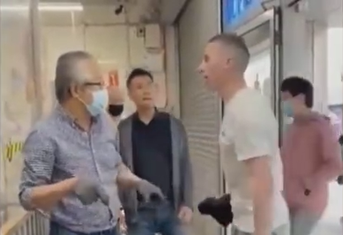 白人男子硬闯华人超市，问店主是不是要打架：结果被一拳击倒