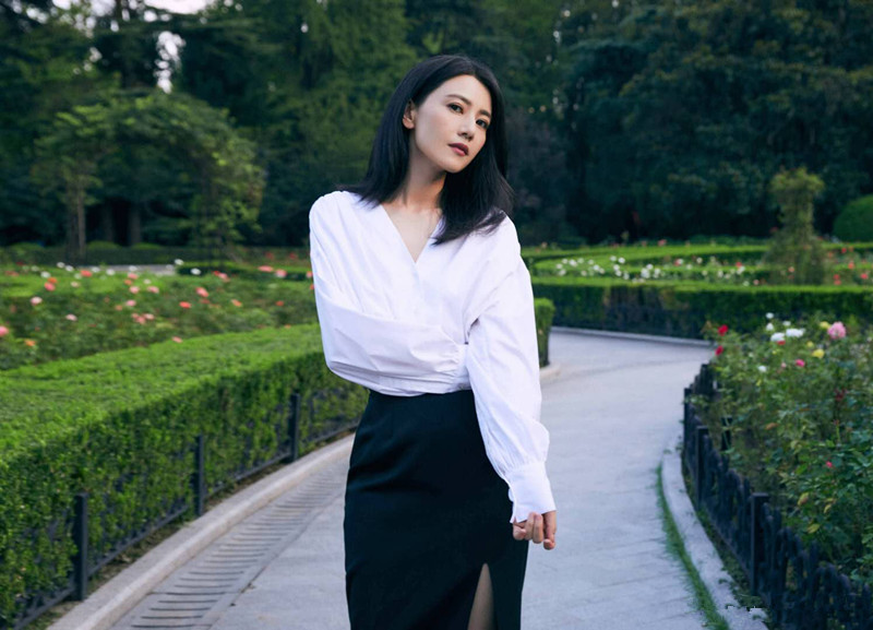 高圆圆长相好，41岁了生图比精修还要亮眼，随便穿件白裙都漂亮