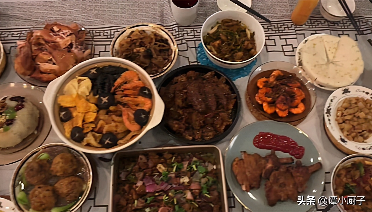 明星黄磊晒年夜饭，亲自下厨做18道大菜，网友：