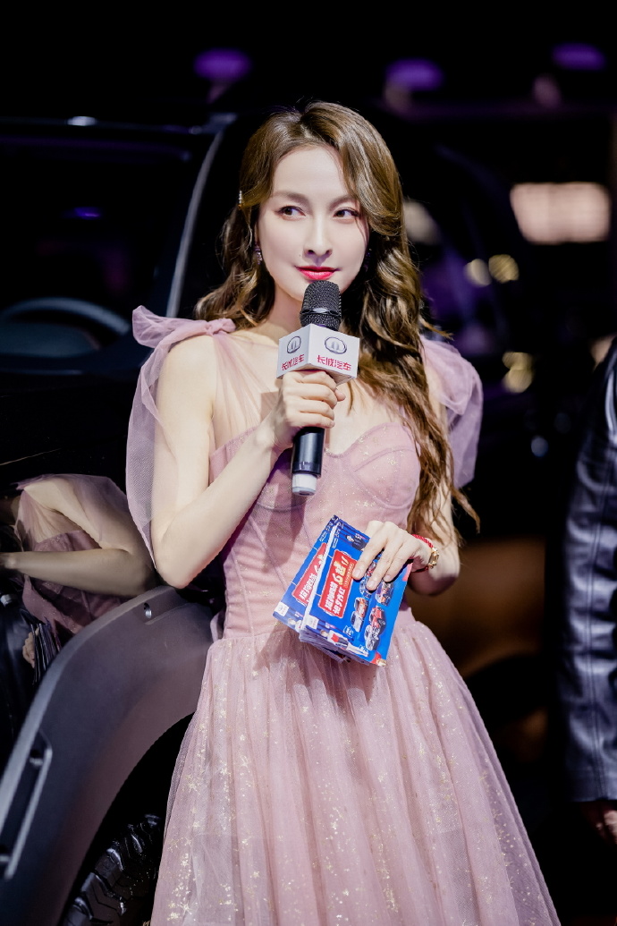 有种美叫37岁的吴昕，我们都成老阿姨，她穿纱裙