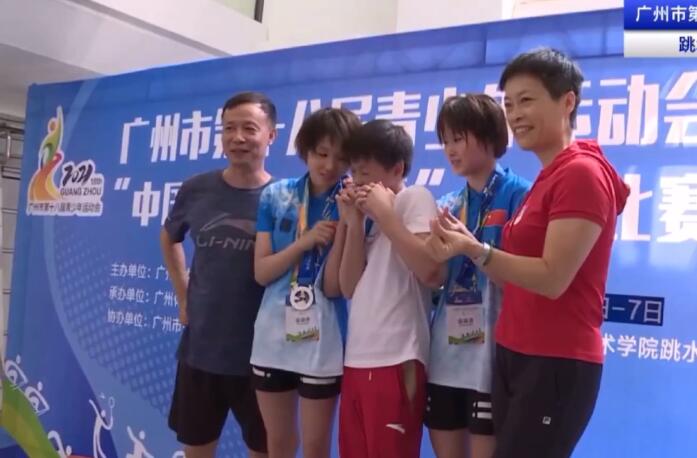 害羞了！全红婵第一次当颁奖嘉宾，拉手羞涩挡脸，何教练陪伴